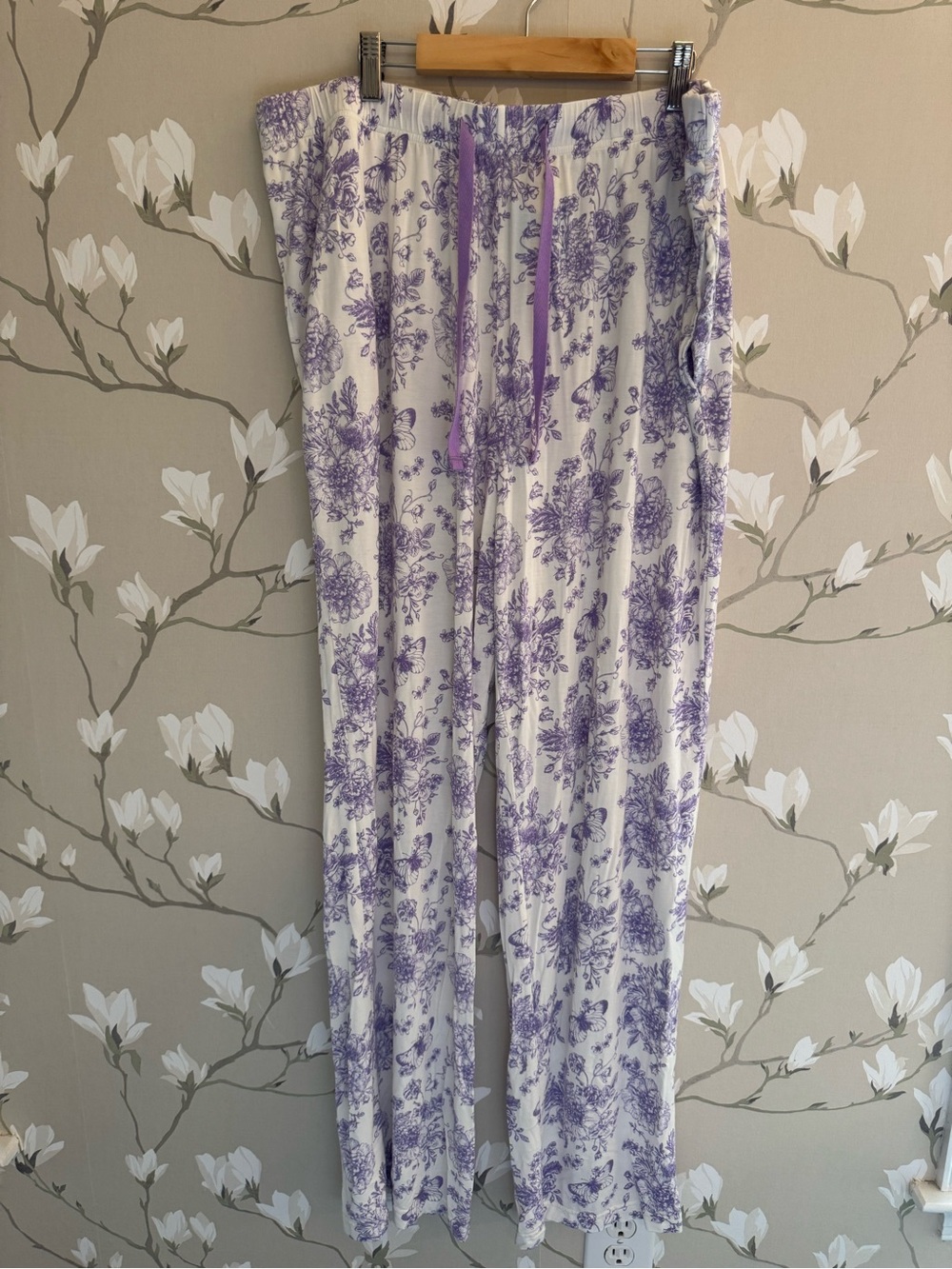 Softsnooze Women’s White and Purple Floral Wide-Leg Lounge Pants